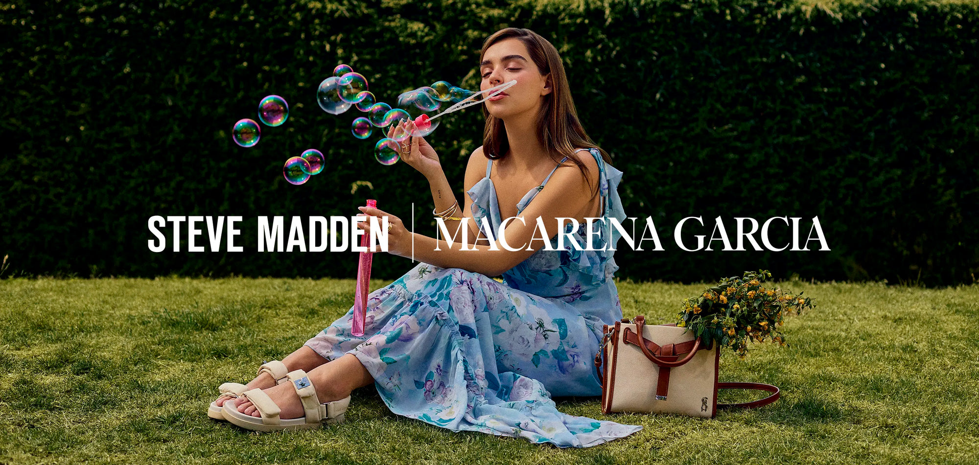 Mujer con look primaveral con vestido floral y sandalias beige cómodas, bolso bolso casual chic.