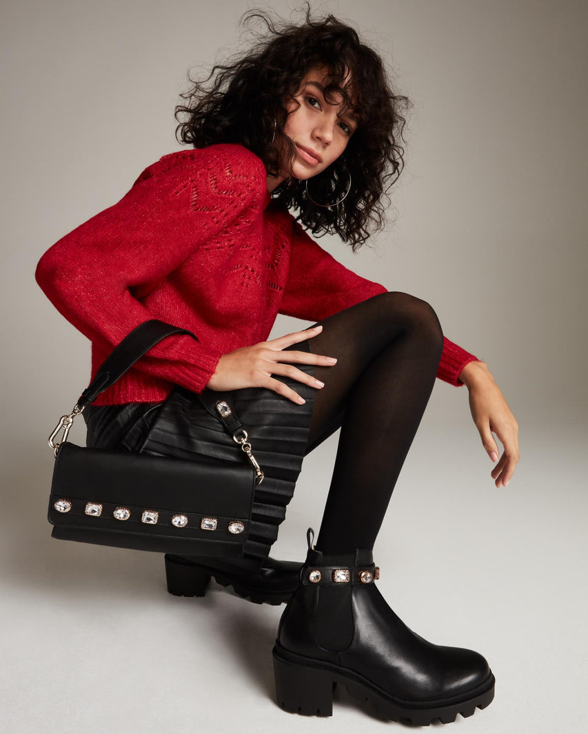 Mujer con sweater rojo luciendo Botas Amulet Black