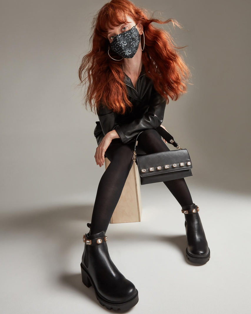 Mujer sentada luciendo Botas Amulet Black